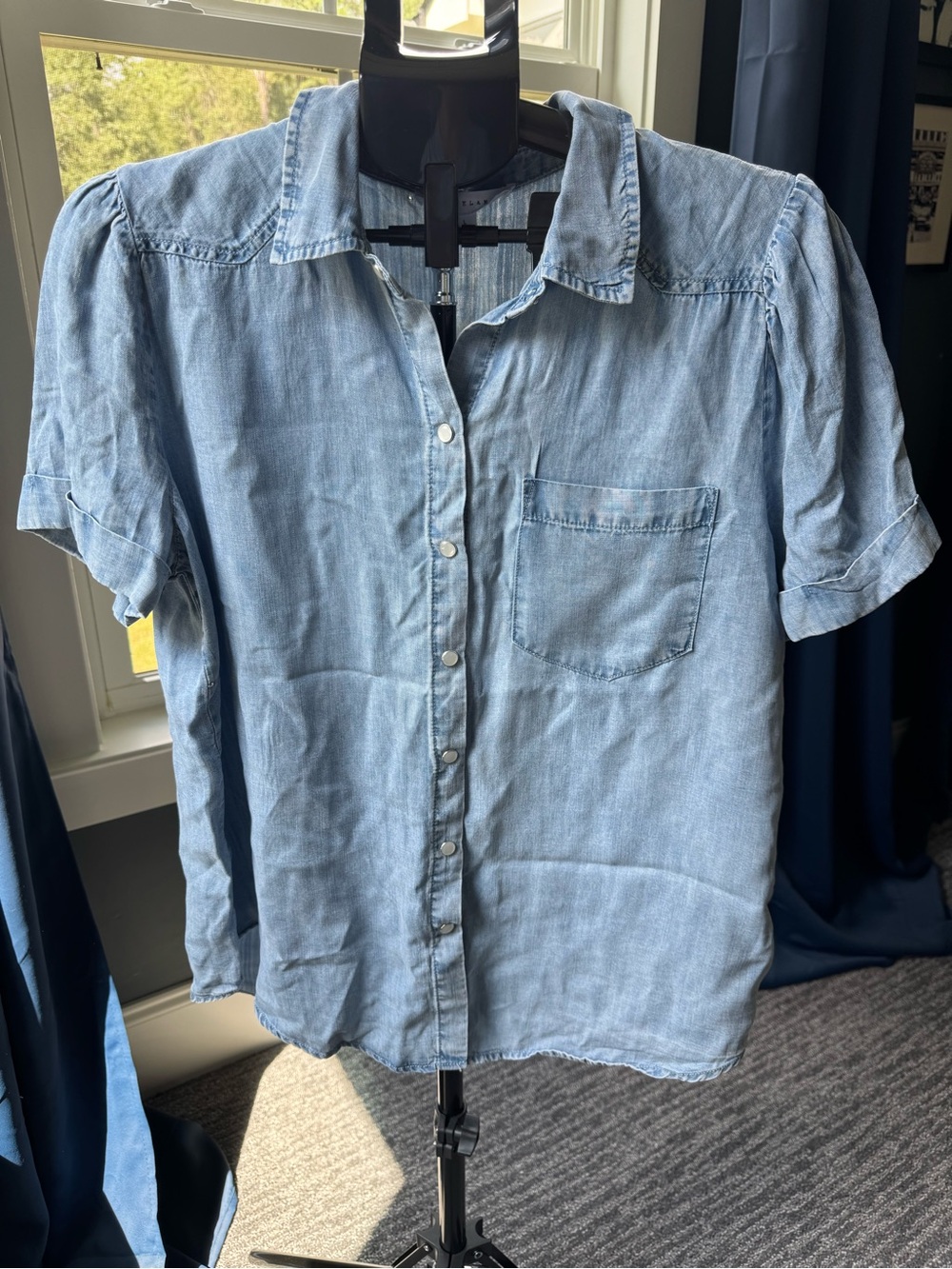 Jane & Delancy Size Large Blue Chambray Button Front Short Sleeve Blouse NWT
